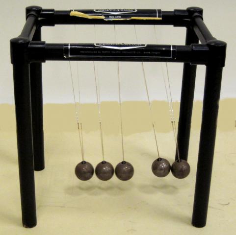 Newtons Cradle Small